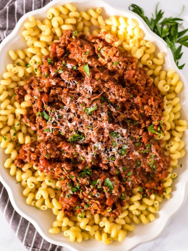 Hearty Ground Beef Ragu: Easy Comfort on a Plate!