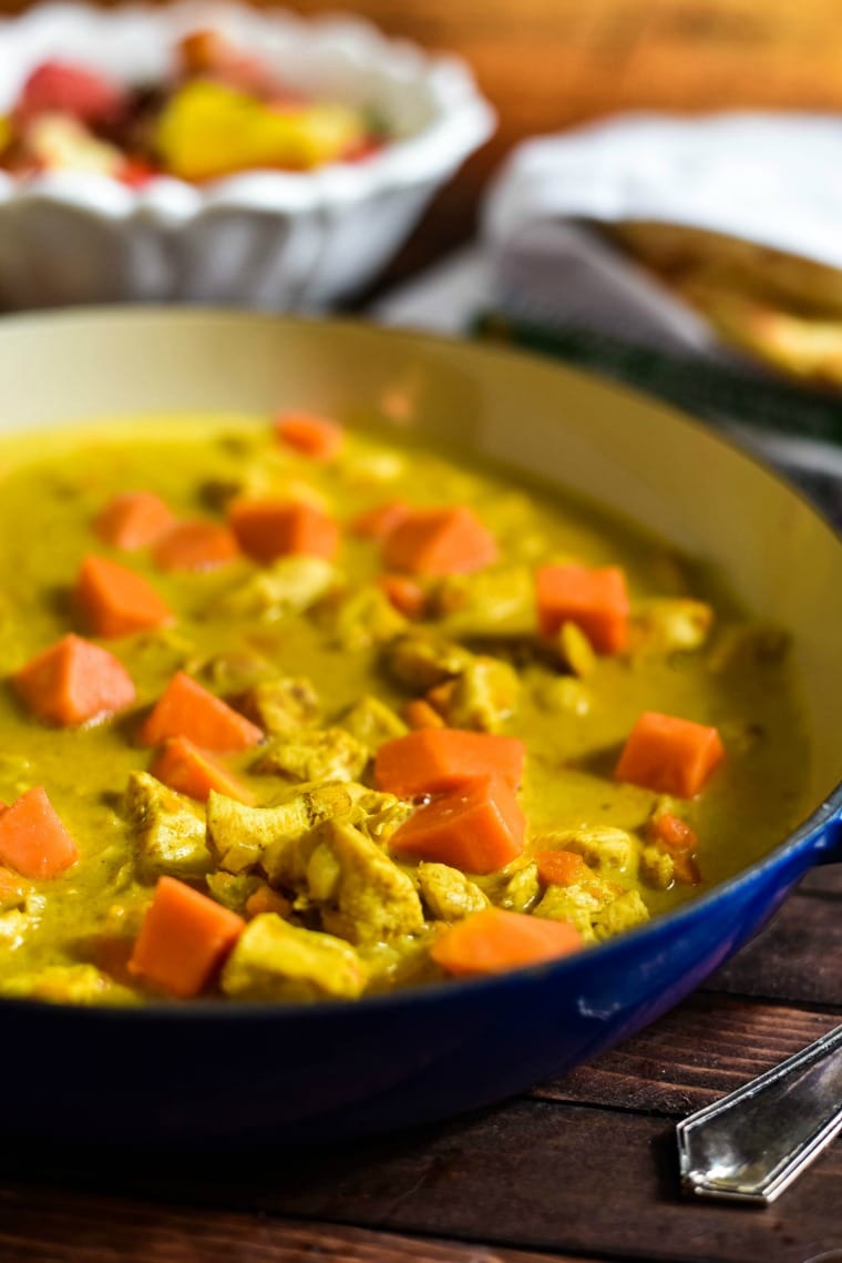 A bowl of  Curry and Chicken with papaya 