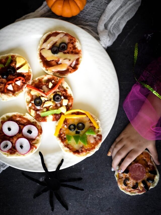 How to Make Mini Halloween Pizza