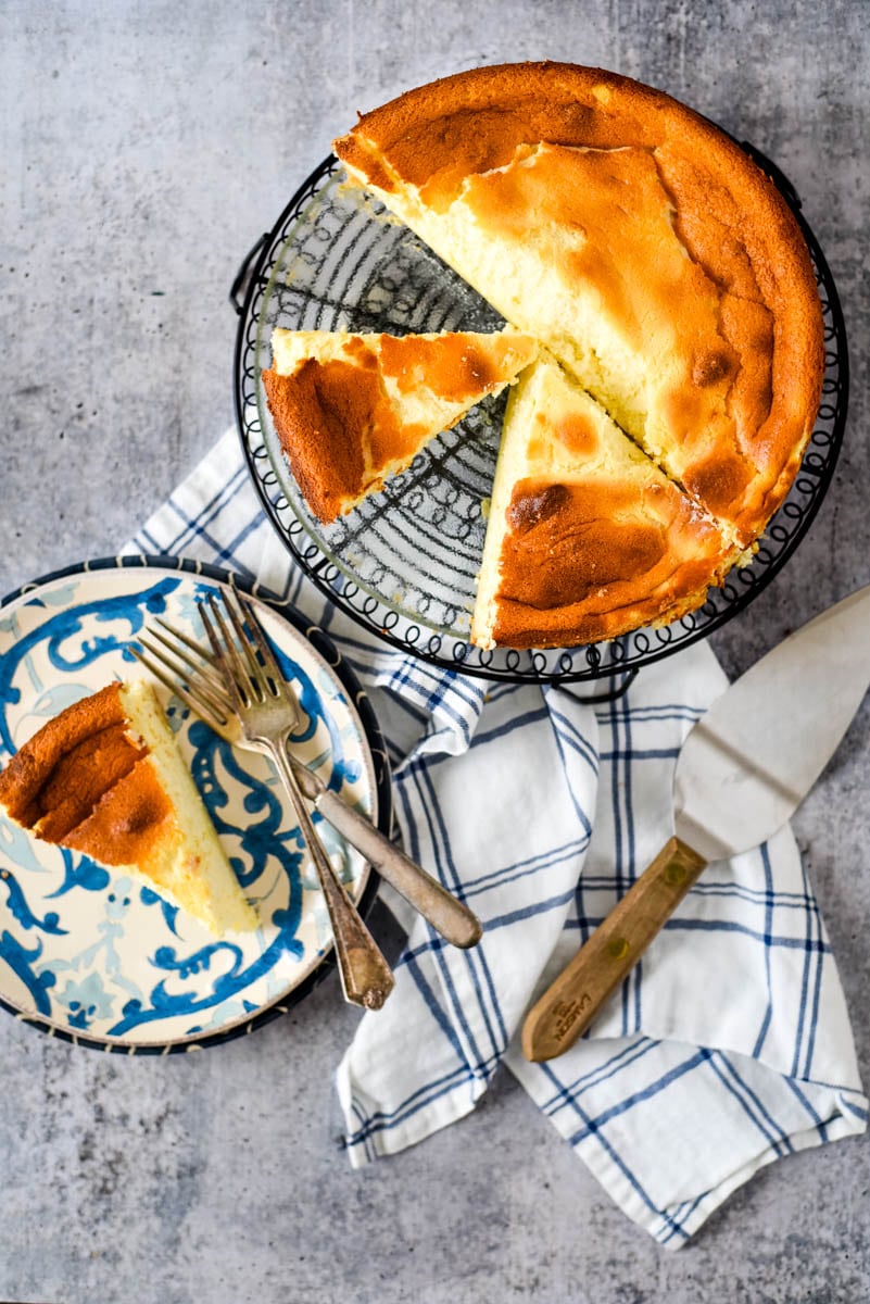 fromage tart on rack and slice on plate beside