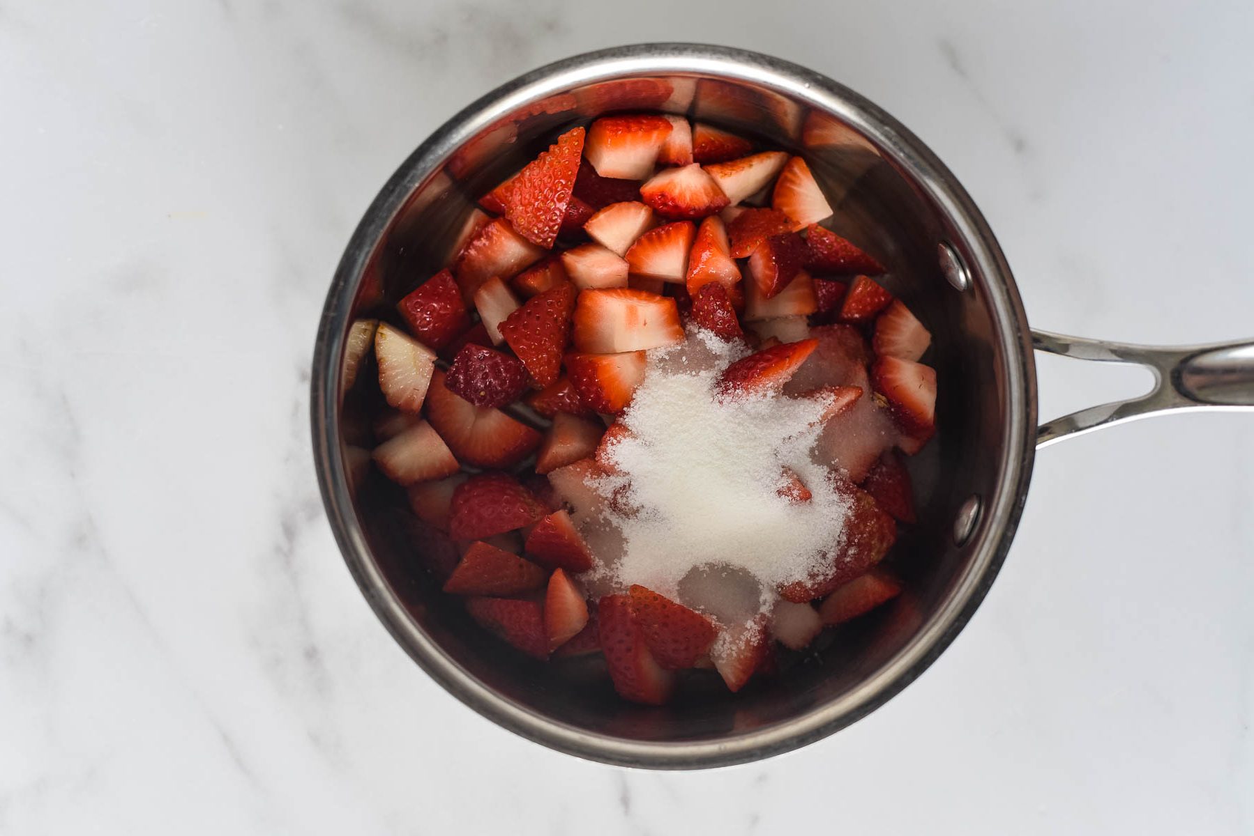 pan with strawberries and sugar